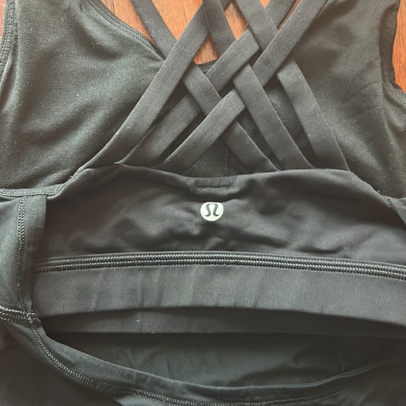 Size 2 black lulu lemon top. - Picture 5 of 5